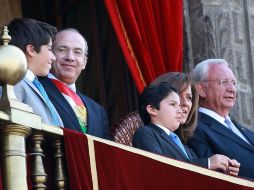 Felipe Calderón, acompañado de su familia, observó desde el balcón principal de Palacio Nacional el desfile cívico-militar. NOTIMEX  /