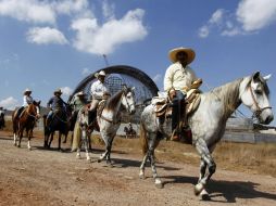 Nuevamente los jinetes llevarán estandartes de imágenes religiosas de los lugares por donde pasa la cabalgata. ARCHIVO  /