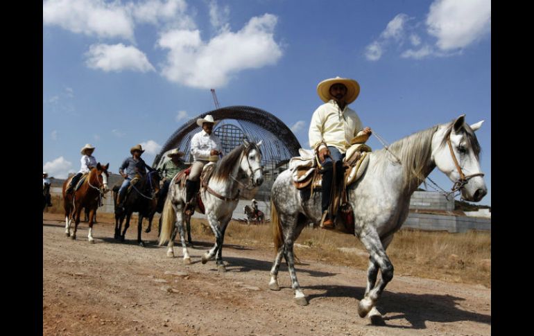 Nuevamente los jinetes llevarán estandartes de imágenes religiosas de los lugares por donde pasa la cabalgata. ARCHIVO  /