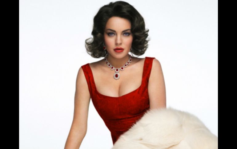 Otros sitios aseguran que a Lohan le faltó la elegancia y el porte de Liz Taylor. ESPECIAL  /