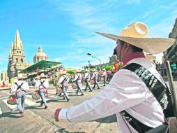 En honor a la tradición. El desfile para conmemorar el inicio de la Revolución Mexicana provocó ayer caos vial en el Centro tapatío.NTX  /