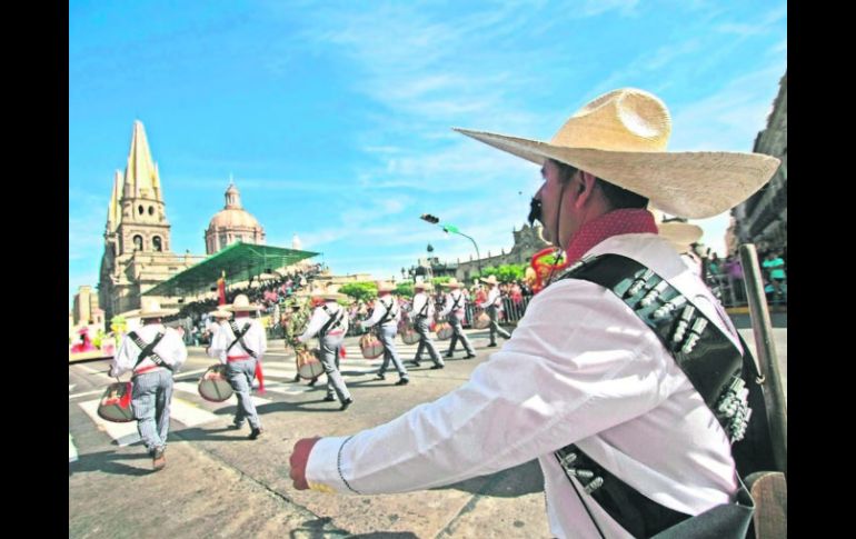 En honor a la tradición. El desfile para conmemorar el inicio de la Revolución Mexicana provocó ayer caos vial en el Centro tapatío.NTX  /