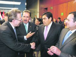 El embajador de Estados Unidos en México, Anthony Wayne dialoga con los senadores Emilio Gamboa, Miguel Barbosa y Ernesto Cordero. NTX  /