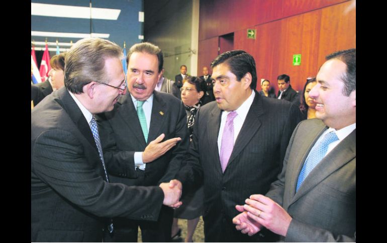 El embajador de Estados Unidos en México, Anthony Wayne dialoga con los senadores Emilio Gamboa, Miguel Barbosa y Ernesto Cordero. NTX  /