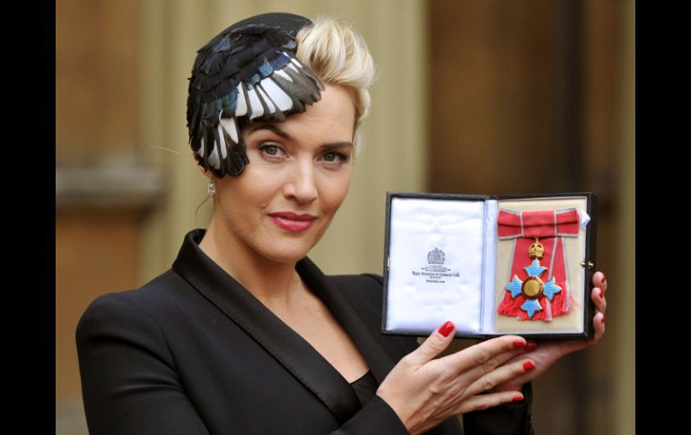 Kate Winslet llegó a la ceremonia enfundada en un vestido negro diseñado por la firma Alexander McQueen. AP  /