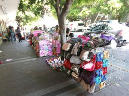 Ayuntamiento tapatío realiza operativo para quitar el comercio informal del primer cuadro de la ciudad. ARCHIVO  /