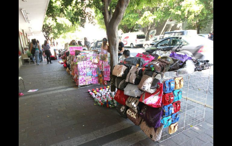 Ayuntamiento tapatío realiza operativo para quitar el comercio informal del primer cuadro de la ciudad. ARCHIVO  /