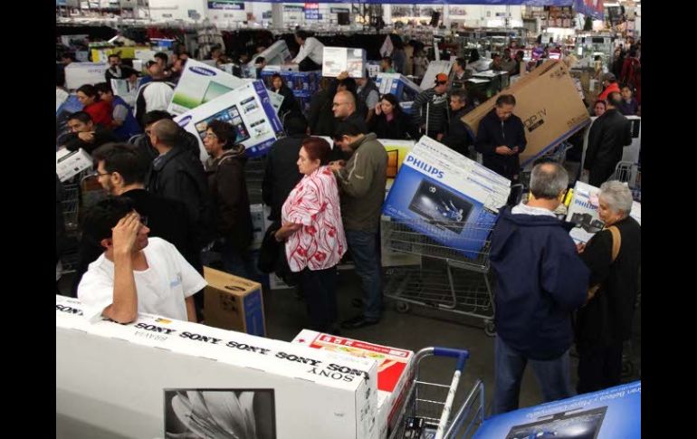 Las compras con tarjetas de crédito sumaron 26 mil 587 millones de pesos. ARCHIVO  /