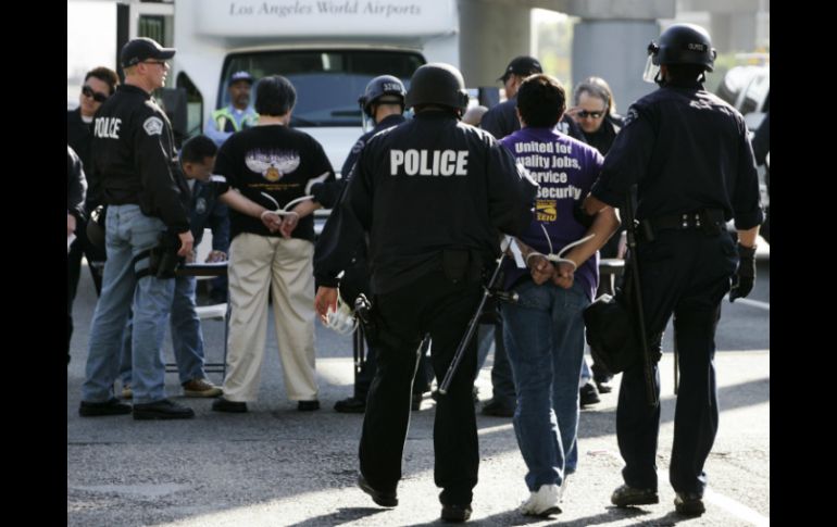 Al menos una docena de trabajadores fueron arrestados por desobediencia civil. REUTERS  /