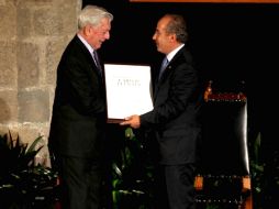 Calderón entregó a Vargas Llosa el Premio Internacional Carlos Fuentes a la Creación Literaria. EL UNIVERSAL  /