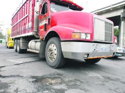 Intransitable. Lázaro Cárdenas, a su cruce con Fuelle, es uno de los puntos en donde los baches están a la orden del día.  /