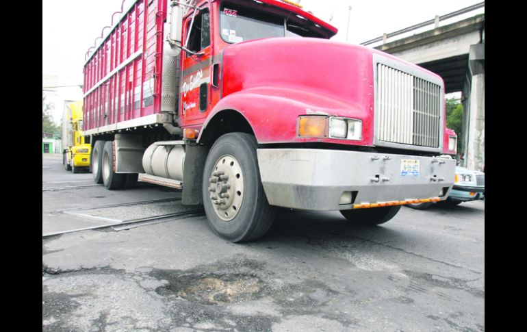 Intransitable. Lázaro Cárdenas, a su cruce con Fuelle, es uno de los puntos en donde los baches están a la orden del día.  /