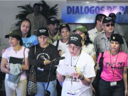 Vivian Hernández, de la delegación guerrillera, lee una declaración al inicio de las negociaciones por la paz, en La Habana. EFE  /