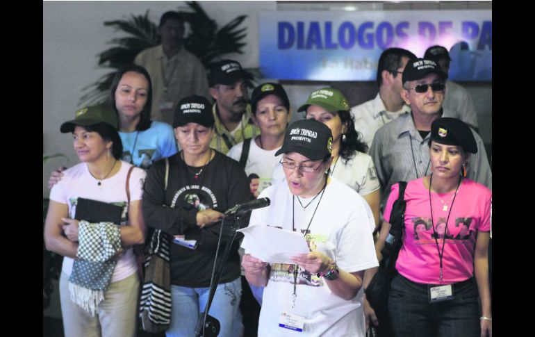 Vivian Hernández, de la delegación guerrillera, lee una declaración al inicio de las negociaciones por la paz, en La Habana. EFE  /