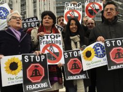 Activistas protestan contra el ''fracking'' o fractura hidráulica frente al Parlamento. EFE  /