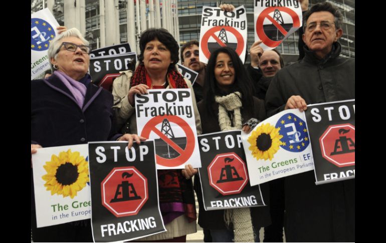 Activistas protestan contra el ''fracking'' o fractura hidráulica frente al Parlamento. EFE  /