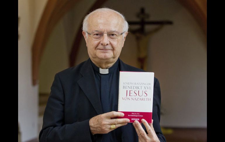 El arzobispo de Friburgo, Robert Zollitsch, presenta La infancia de Jesús, tercer libro de la trilogía de Joseph Ratzinger. EFE  /