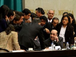 El presidente de la Mesa Directiva, Jesús Murillo Karam, y legisladores del PRD dialogan durante la sesión de hoy. NTX  /