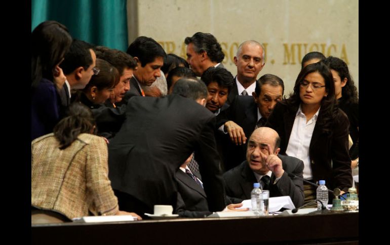 El presidente de la Mesa Directiva, Jesús Murillo Karam, y legisladores del PRD dialogan durante la sesión de hoy. NTX  /