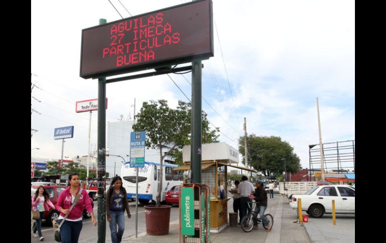 En el cruce de las avenidas Ávila Camacho y Alcalde está instalada una pantalla de la Red de Monitoreo.  /