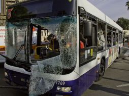 Aspecto del autobús donde estalló la bomba, en Tel Aviv. ARCHIVO  /