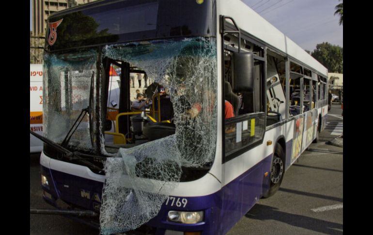 Aspecto del autobús donde estalló la bomba, en Tel Aviv. ARCHIVO  /