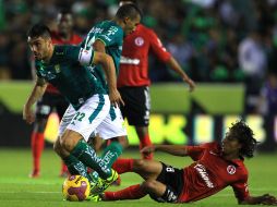 Fernando Arce de Tijuana intenta sacarle el balón a Nelson Maz de León en el partido de ida en el estadio Nou Camp. AFP  /