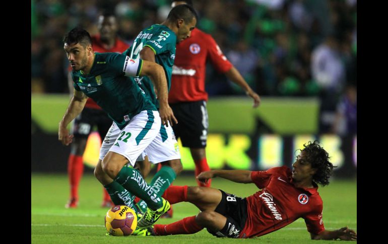 Fernando Arce de Tijuana intenta sacarle el balón a Nelson Maz de León en el partido de ida en el estadio Nou Camp. AFP  /