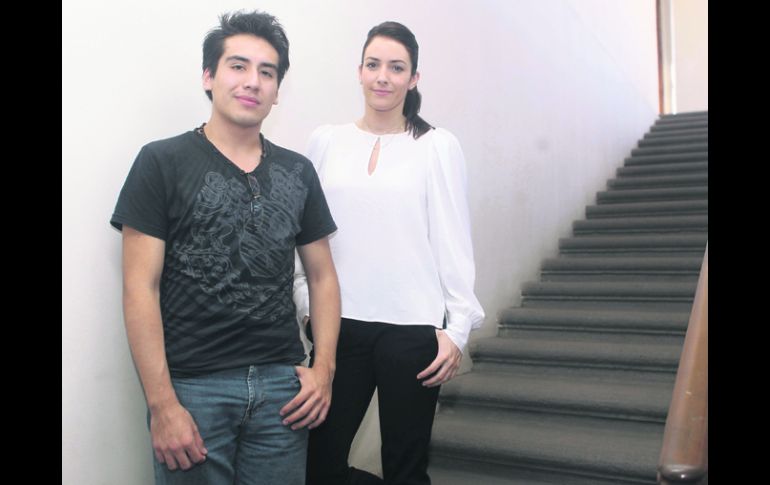 Dupla. Anthony Tamayo, de 20 años, acompañado por Alondra de la Parra, ayer en las instalaciones del Teatro Degollado.  /