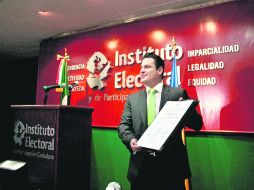 Es oficial. Aristóteles Sandoval muestra la constancia que le otorgó el IEPC como gobernador electo de Jalisco.  /