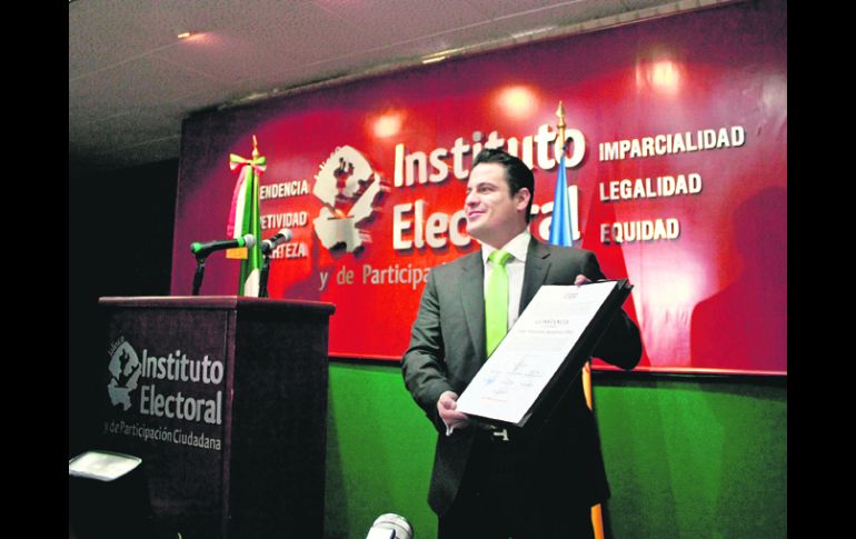 Es oficial. Aristóteles Sandoval muestra la constancia que le otorgó el IEPC como gobernador electo de Jalisco.  /