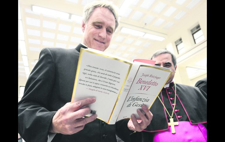 Reflexión teológica. El secretario personal del Papa. Georg Gaenswein, echa un vistazo al libro durante la presentación.  /