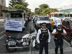 Los inconformes ya se han manifestado con sus vehículos en demanda del pago de adeudos. ARCHIVO  /