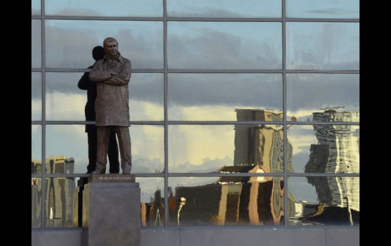 El monumento de bronce mide 2.74 metros de alto. AFP  /