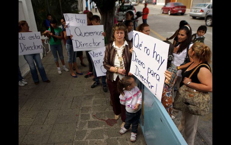 Padres de familia y maestros se manifestaron esta mañana afuera de la Escuela Urbana 1010.  /