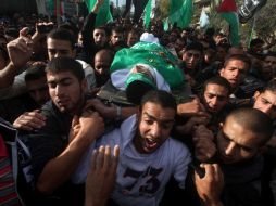 Palestinos llevan el cuerpo de Anwar Qudih, durante su funeral en Khan Younis, al sur de la Franja de Gaza. ZUMAPRESS  /