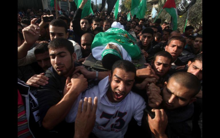 Palestinos llevan el cuerpo de Anwar Qudih, durante su funeral en Khan Younis, al sur de la Franja de Gaza. ZUMAPRESS  /