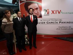 El dirigente estatal del PRI, Eduardo Almaguer (c), junto al nieto de García Paniagua, Fabián García González.  /