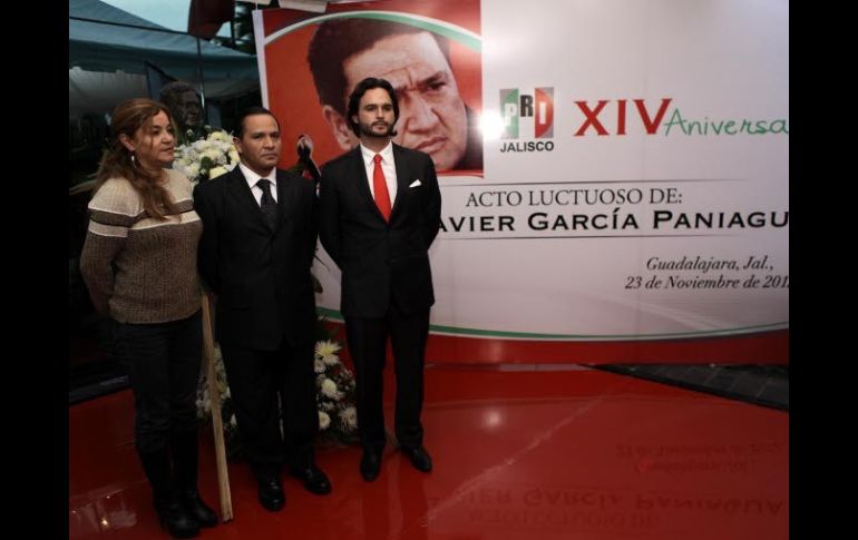 El dirigente estatal del PRI, Eduardo Almaguer (c), junto al nieto de García Paniagua, Fabián García González.  /