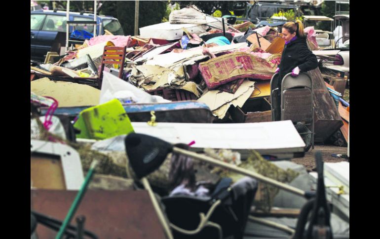 Residentes de Staten Island todavía levantan los escombros en que quedaron convertidas sus viviendas tras el paso de ''Sandy''.ESPECIAL  /