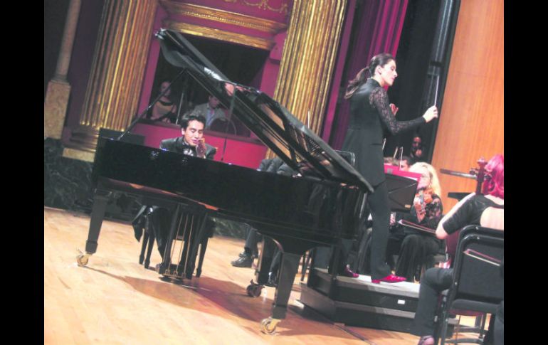 Alondra de la Parra y el pianista mexicano, Anthony Tamayo, interpretaron el ''Concierto para Piano No.1'' de Franz Liszt.  /