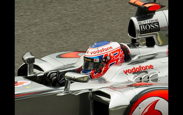 El británico Jenson Button marcó hoy el mejor tiempo en el tercer y último entrenamiento libre para el Gran Premio de Brasil. AFP  /