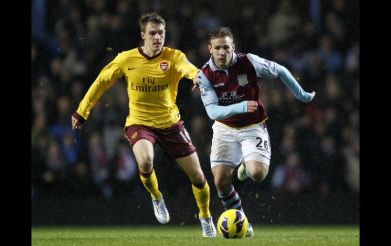 El empate les sirve de poco. El Arsenal es sexto, mientras que el Aston Villa, sigue amenazado por la pérdida de la categoría. AFP  /