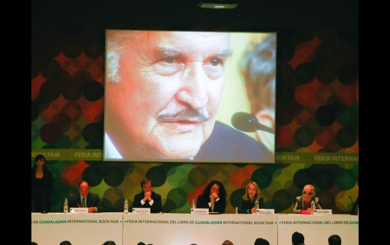 El escritor Carlos Fuentes fue recordado como un hombre que creó puentes entre las naciones.  /