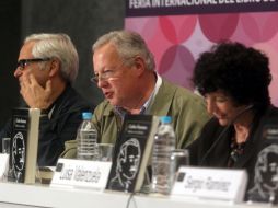 Juan Cruz (i), Federico Reyes Heroles y Luisa Valenzuela en la presentación del nuevo libro de Carlos Fuentes.  /