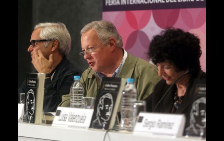 Juan Cruz (i), Federico Reyes Heroles y Luisa Valenzuela en la presentación del nuevo libro de Carlos Fuentes.  /