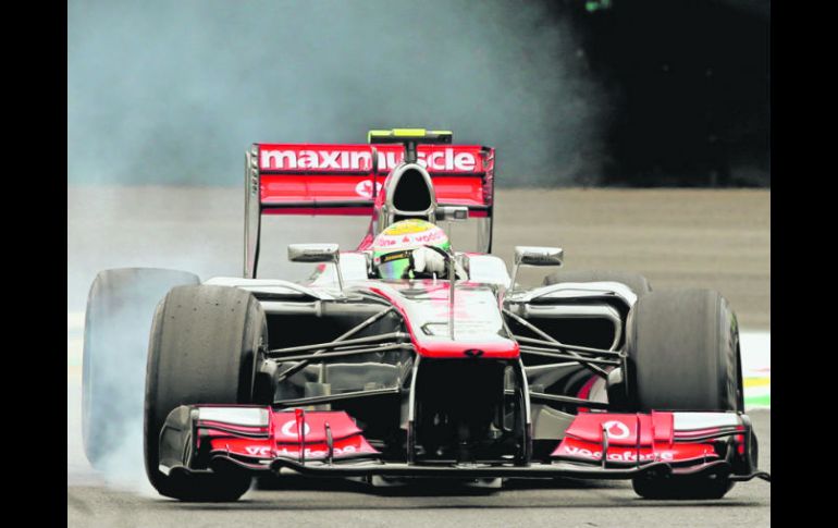 Preciso. Lewis Hamilton toma una curva, durante la sesión de calificación en la pista de Sao Paulo.  /