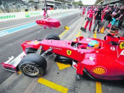 A la guerra. Fernando Alonso sale de pits, para enfrentar la última sesión de calificación en Interlagos. AFP  /