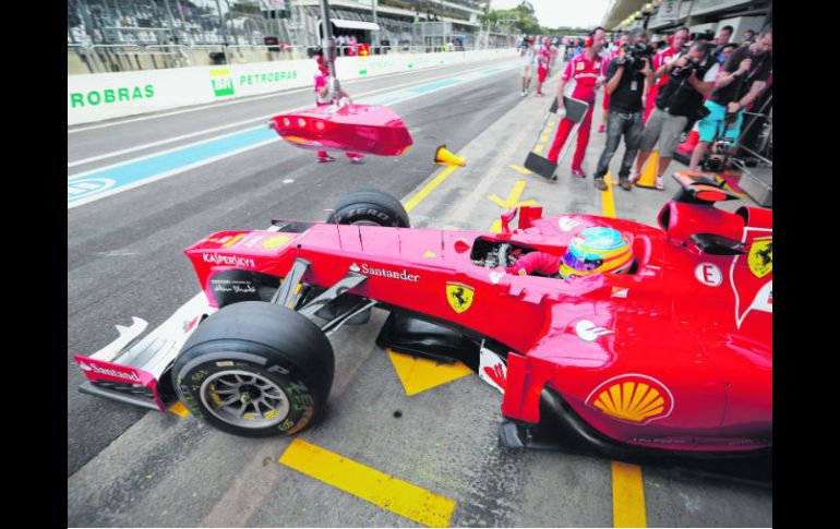 A la guerra. Fernando Alonso sale de pits, para enfrentar la última sesión de calificación en Interlagos. AFP  /