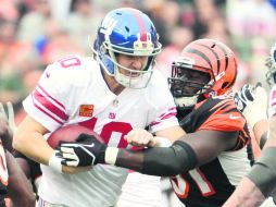 Eli Manning tuvo una tarde de pesadilla ante Cincinnati, en donde los Bengalíes no se tentaron el corazón para maltratarlo.  AP  /